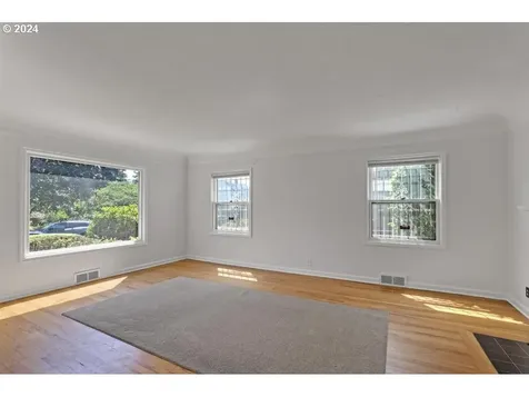 3233 Se Caruthers Street Portland OR 97214