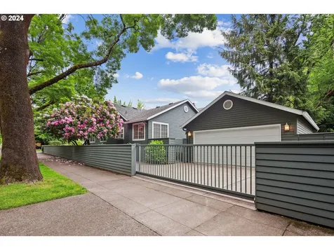 704 Se Bidwell Street Portland OR 97202