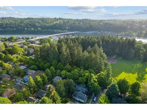 704 Se Bidwell Street Portland OR 97202