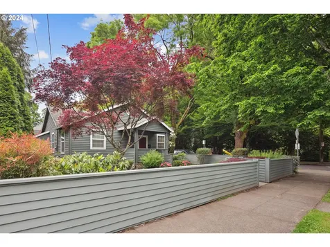 704 Se Bidwell Street Portland OR 97202