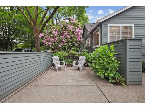 704 Se Bidwell Street Portland OR 97202