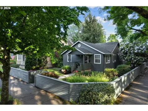 704 Se Bidwell Street Portland OR 97202