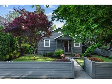 704 Se Bidwell Street Portland OR 97202