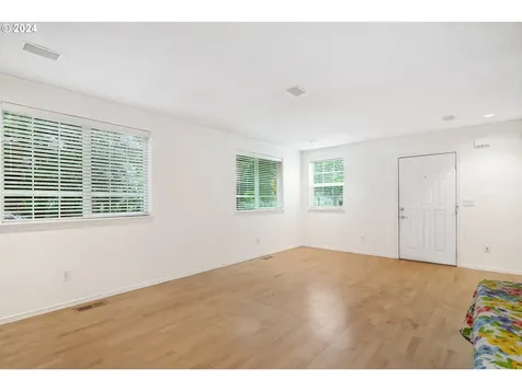 704 Se Bidwell Street Portland OR 97202