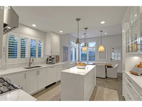 6439 SW Raleighwood Court Portland OR 97221