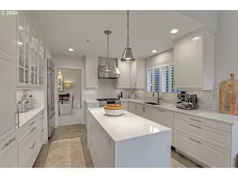 6439 SW Raleighwood Court Portland OR 97221