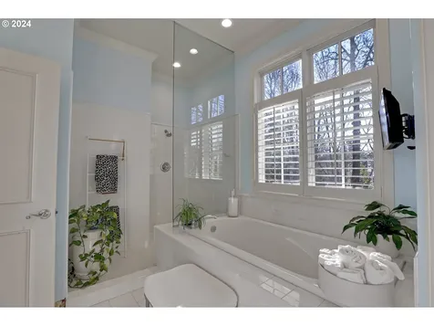 6439 SW Raleighwood Court Portland OR 97221