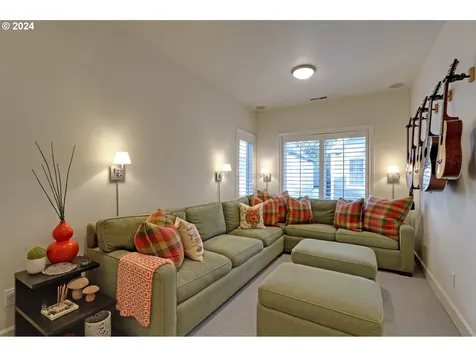 6439 SW Raleighwood Court Portland OR 97221