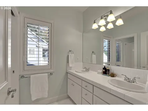 6439 SW Raleighwood Court Portland OR 97221
