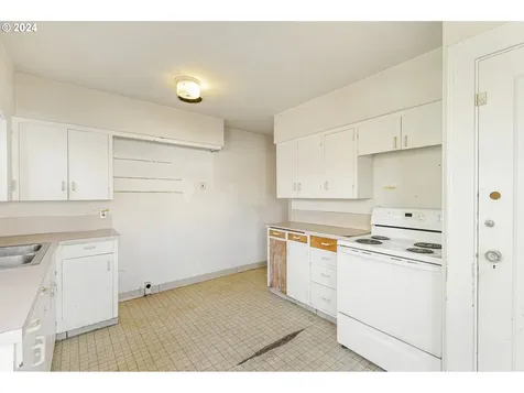 8017 SE Ellis Street Portland OR 97206