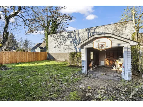 8017 SE Ellis Street Portland OR 97206