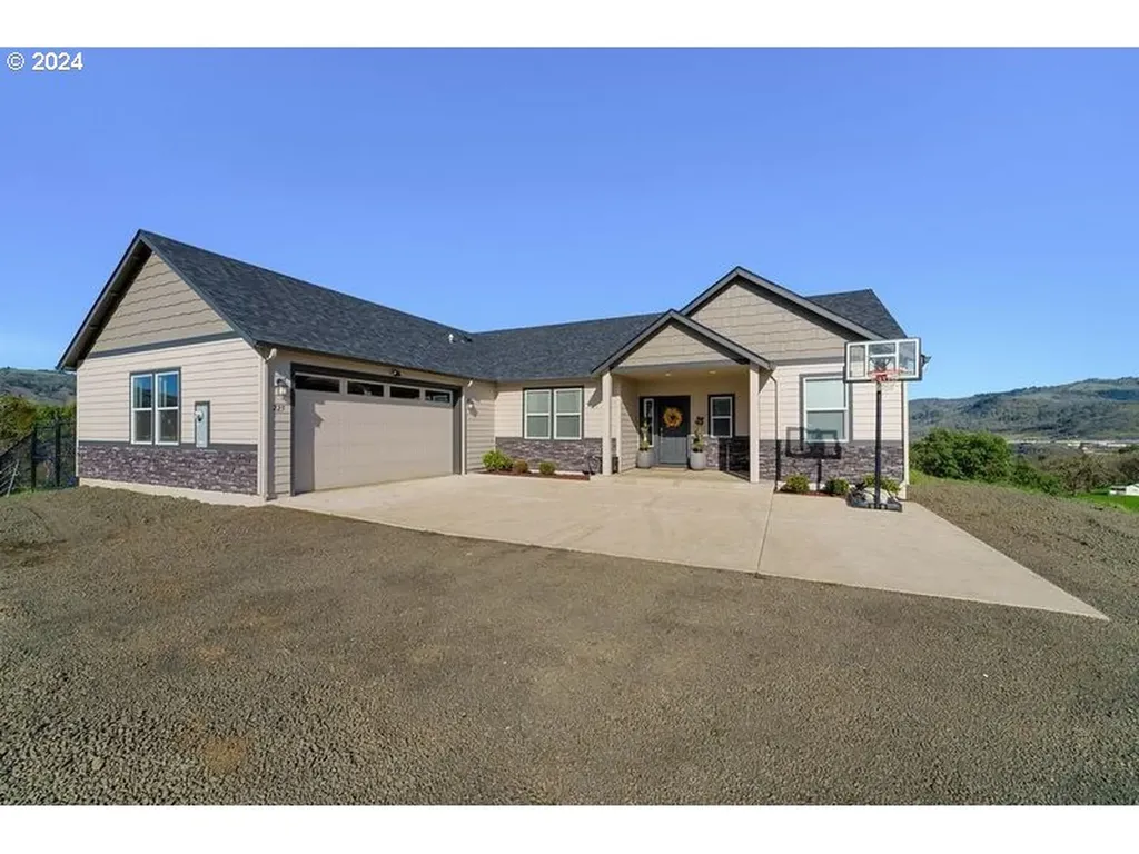 225 Stone Ridge Court Roseburg OR 97471