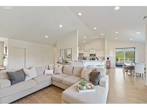 225 Stone Ridge Court Roseburg OR 97471