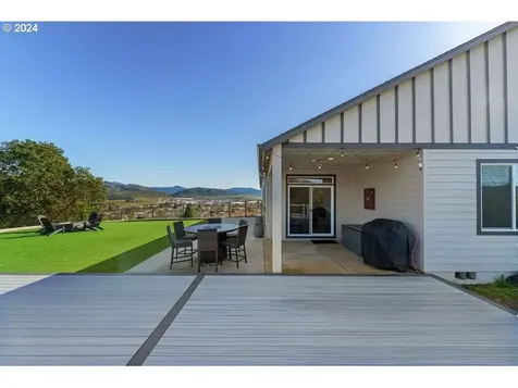 225 Stone Ridge Court Roseburg OR 97471