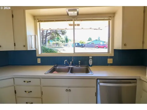 1086 Pacific Avenue Coos Bay OR 97420