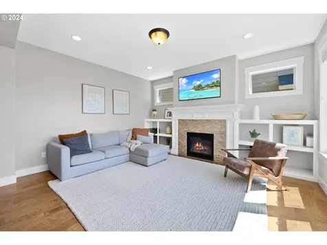 686 N V Street Washougal WA 98671