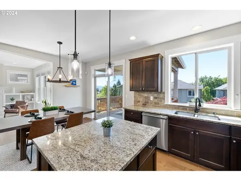 686 N V Street Washougal WA 98671