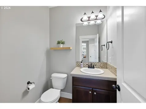 686 N V Street Washougal WA 98671