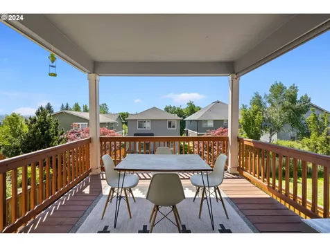 686 N V Street Washougal WA 98671