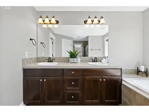 686 N V Street Washougal WA 98671