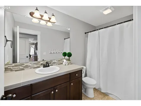 686 N V Street Washougal WA 98671