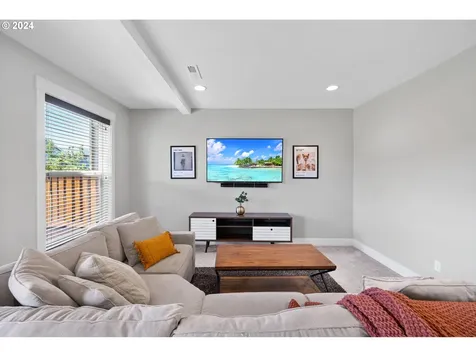 686 N V Street Washougal WA 98671