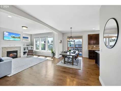 686 N V Street Washougal WA 98671