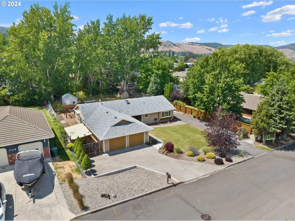 704 Hillcrest Drive La Grande OR 97850