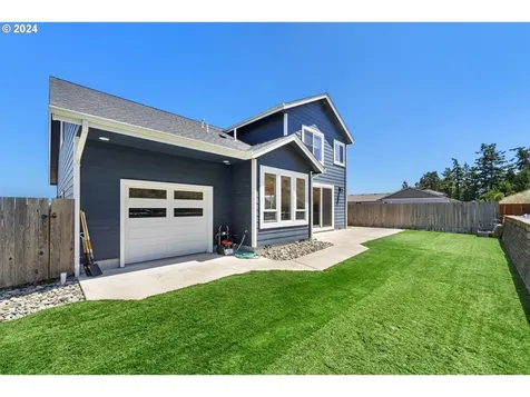 2130 Pine Street North Bend OR 97459