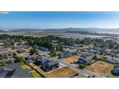 2130 Pine Street North Bend OR 97459