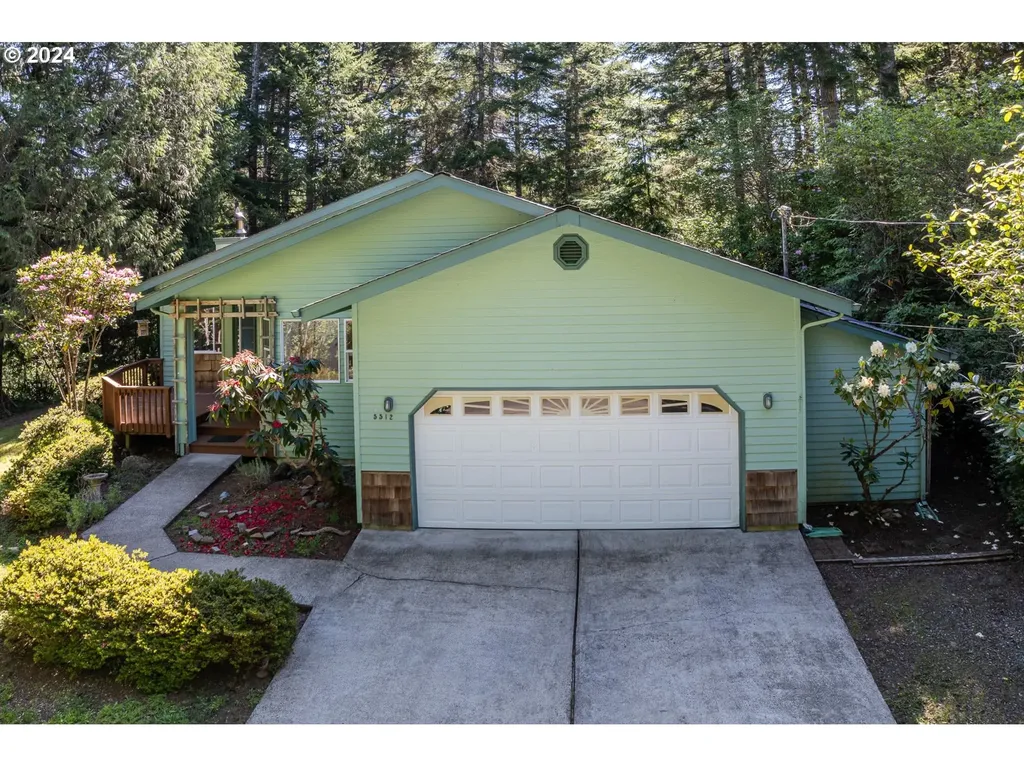 5512 Collins Loop Florence OR 97439