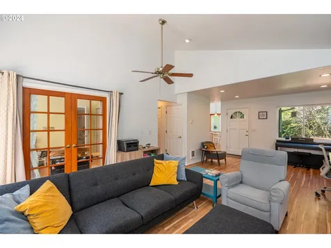 5512 Collins Loop Florence OR 97439