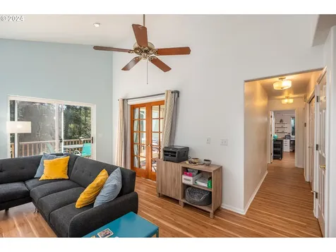 5512 Collins Loop Florence OR 97439