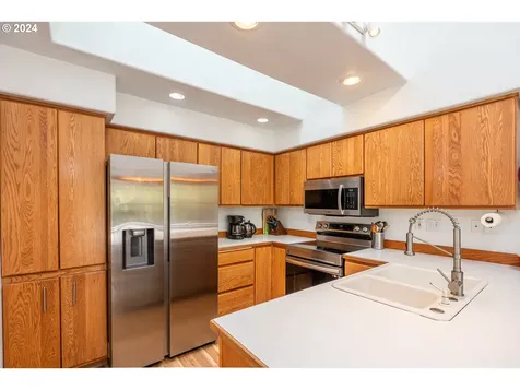 5512 Collins Loop Florence OR 97439