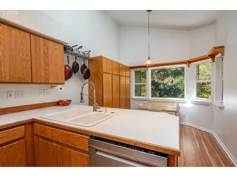 5512 Collins Loop Florence OR 97439