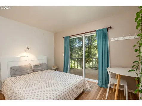 5512 Collins Loop Florence OR 97439