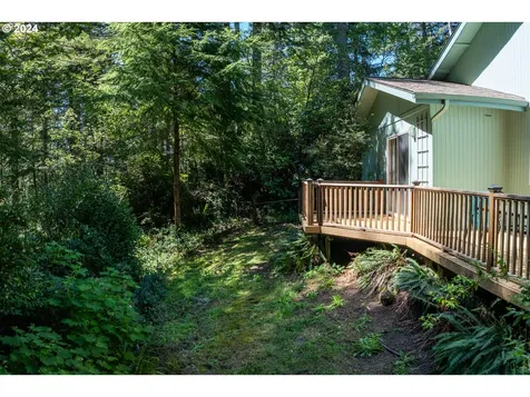 5512 Collins Loop Florence OR 97439