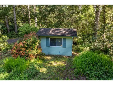 5512 Collins Loop Florence OR 97439