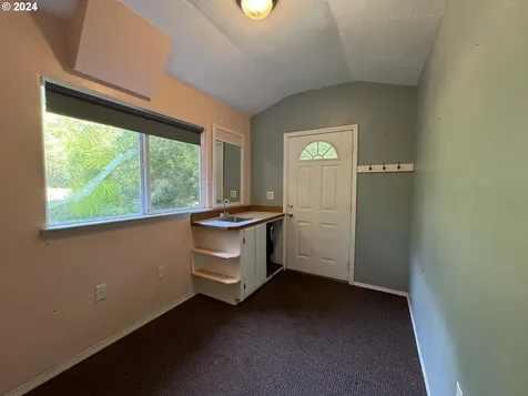5512 Collins Loop Florence OR 97439