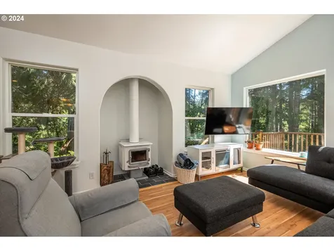 5512 Collins Loop Florence OR 97439