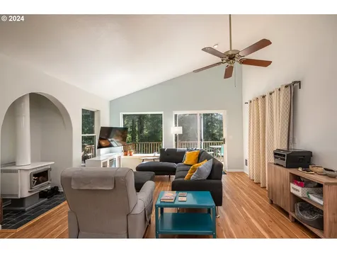 5512 Collins Loop Florence OR 97439