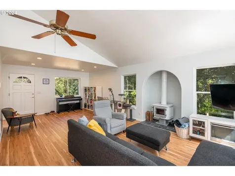 5512 Collins Loop Florence OR 97439