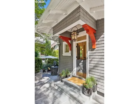 3639 NW Thurman Street Portland OR 97210