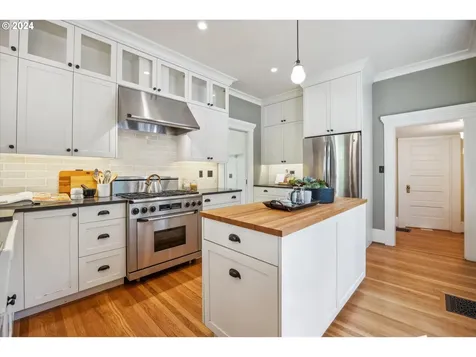 3639 NW Thurman Street Portland OR 97210