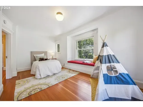 3639 NW Thurman Street Portland OR 97210