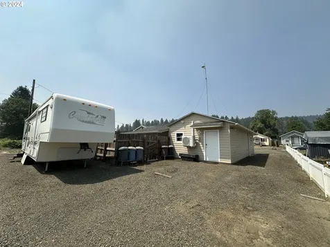 536 W First Avenue Sutherlin OR 97479