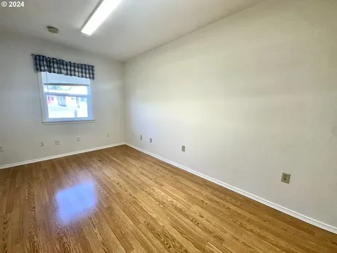 536 W First Avenue Sutherlin OR 97479