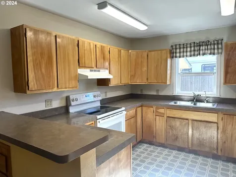 536 W First Avenue Sutherlin OR 97479