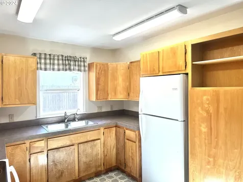 536 W First Avenue Sutherlin OR 97479