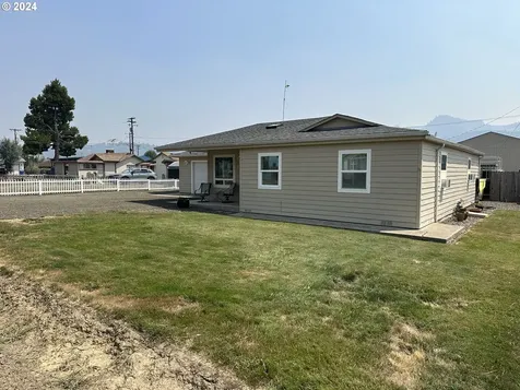 536 W First Avenue Sutherlin OR 97479